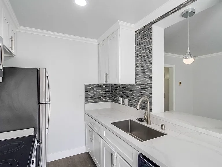 1254 Robinson Ave — Photo 5