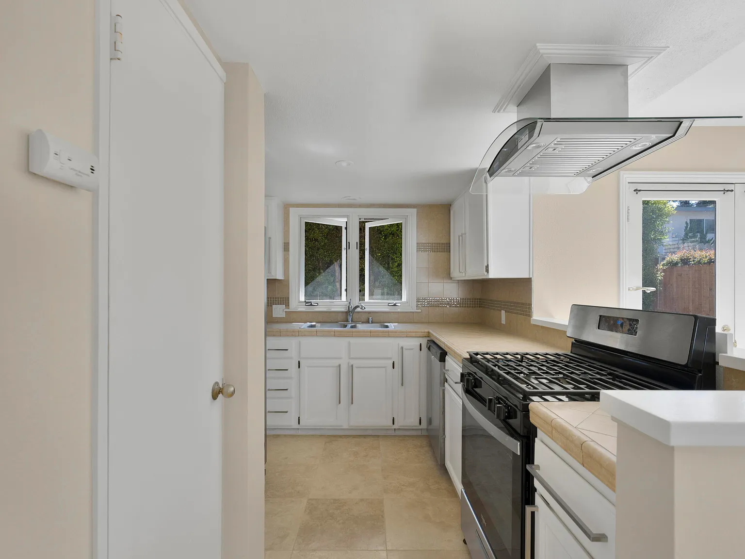 2 bed, 1.0 bath, $4,250 — Photo 4