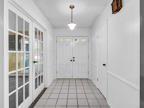 5th image of 127 Begonia St