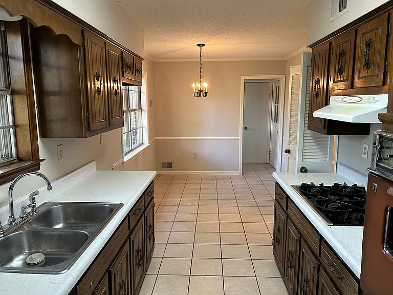 842 Farmington Dr N — Photo 4