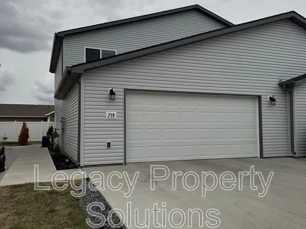 719 Hillcrest Dr SE, Mandan, ND 58554
