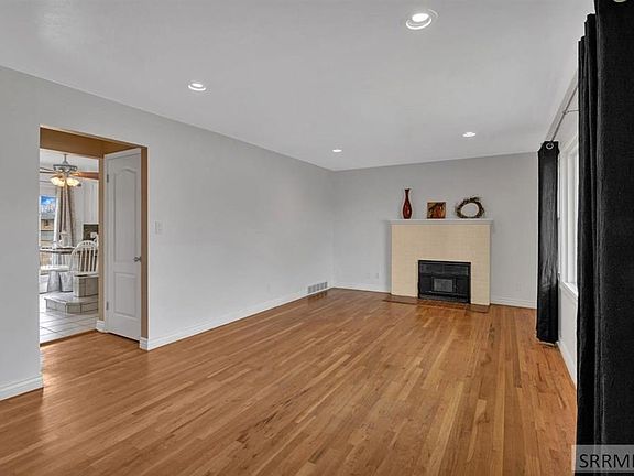 3rd image of 1880 Sequoia Dr