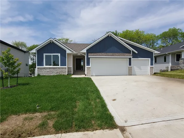 5564 Pine Valley Dr, Pleasant Hill, IA 50327