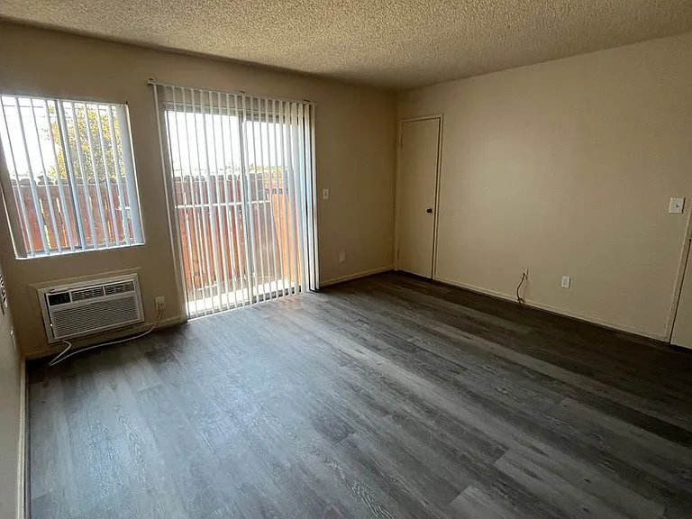 4810 N Vincent Ave — Photo 6
