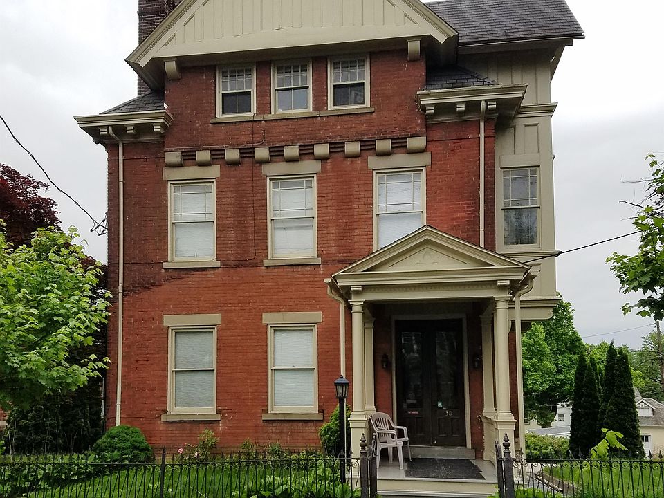 Front of building. Apartment is on the 2nd floor.