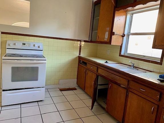 4th image of 637 38th Ave S