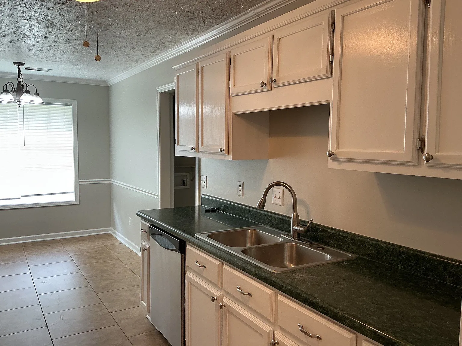 4 bed, 1721 sqft, $2,350 — Photo 3