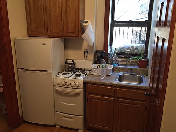 4th image of 240 E 13th St APT 19