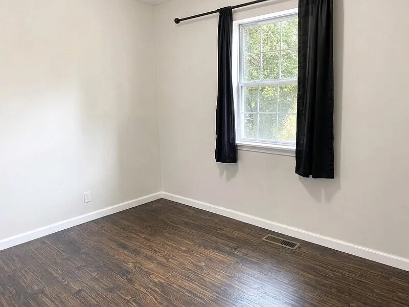 3 bed, 2.0 bath, 1242 sqft, $2,000 — Photo 4