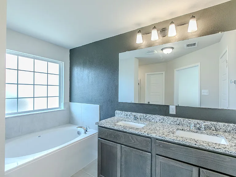 113 University Ave — Photo 13
