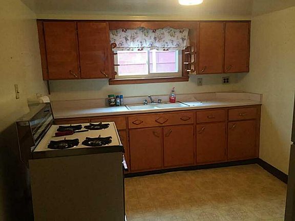 3rd image of 1136 Brewster St