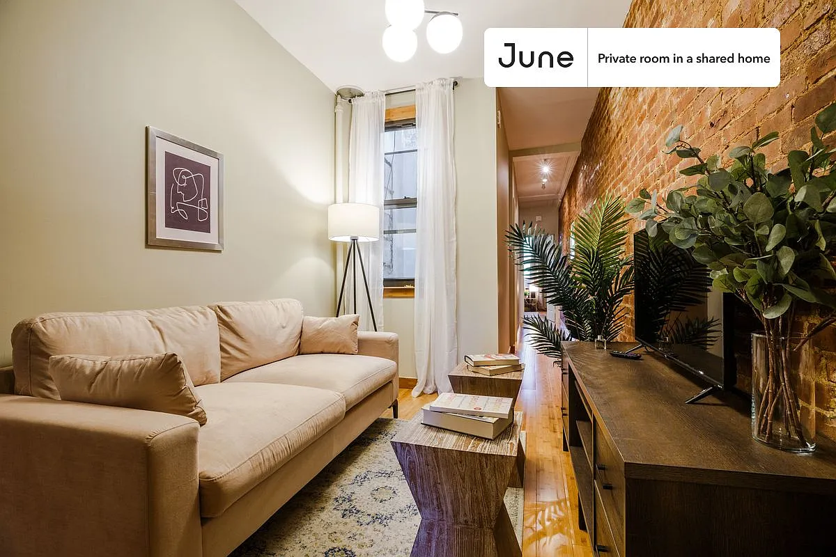Full bedroom in 3 bed/1 bath home in Hell's Kitchen #216 A — Photo 4