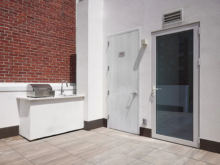 224 W 20th St #PENTHOUSE — Photo 17