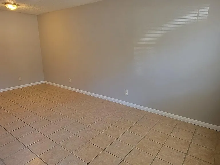 3923 Overland Hts #B — Photo 3