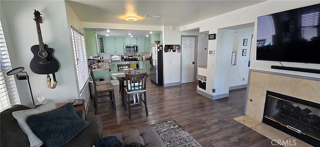 3 bed, 2.5 bath, 1939 sqft, $3,300 — Photo 2
