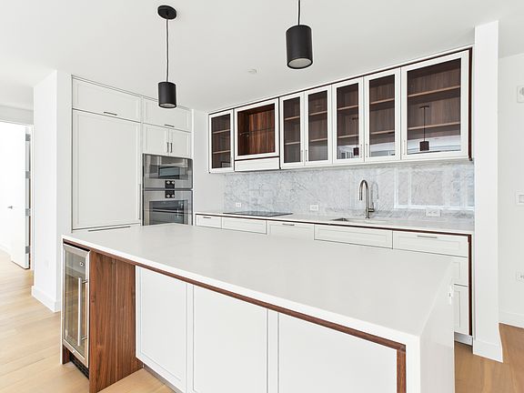 4th image of 115 E 55th St #15F