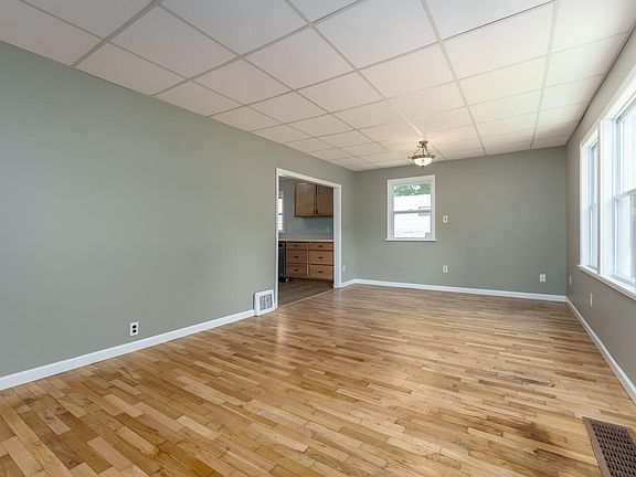 3rd image of 280 Newtown Ave