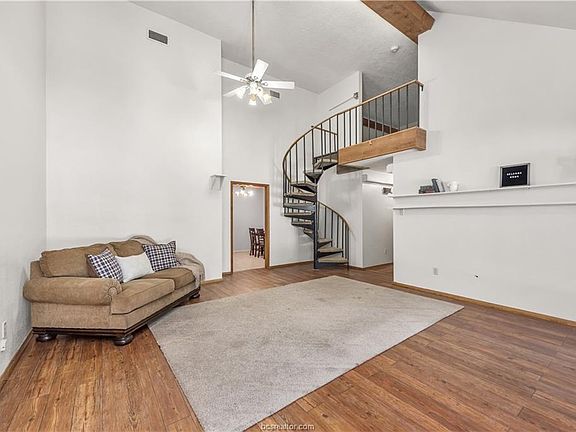 3rd image of 1009 Crestwood Dr