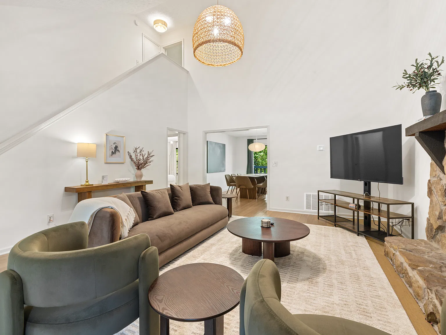 3 bed, 2107 sqft, $6,990 — Photo 3