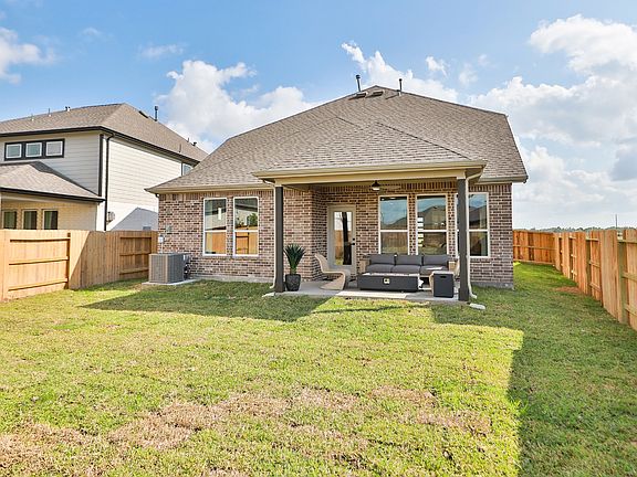 3rd image of 913 Brazos Trl