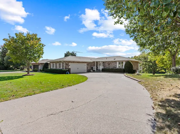2116 Fareway Dr, Muscatine, IA 52761