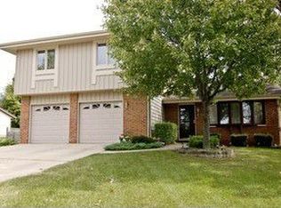 105 S Staffire Dr, Schaumburg, IL 60193