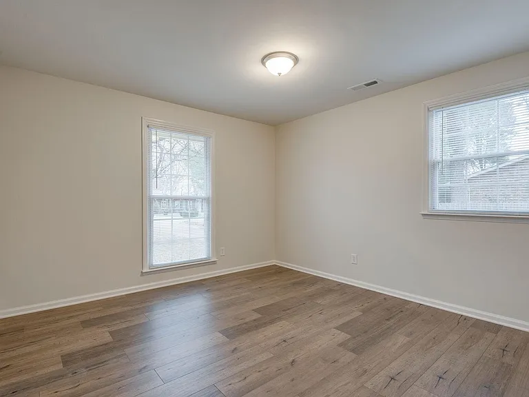 826 Victoria Dr — Photo 15