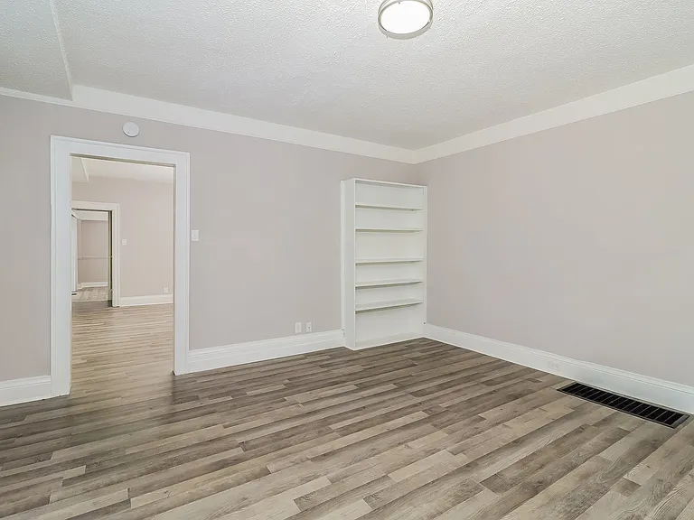 1062646_018_living_room_13241209.jpg