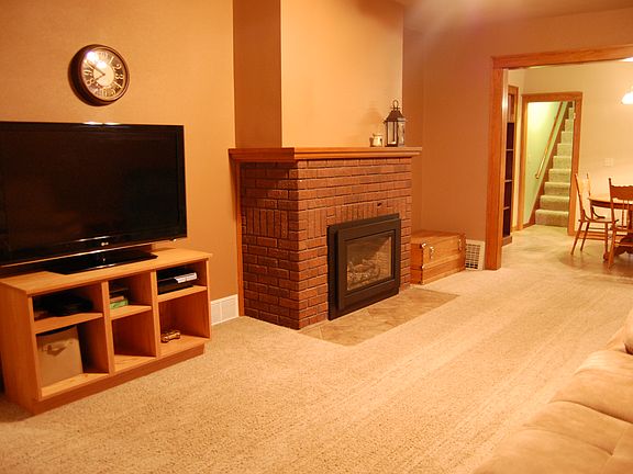 Living room & gas fireplace