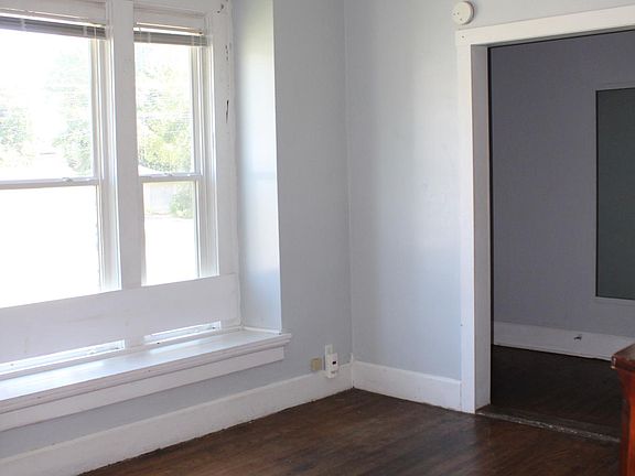 4th image of 901 W University Ave