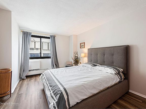 3rd image of 333 Pearl St APT 12H