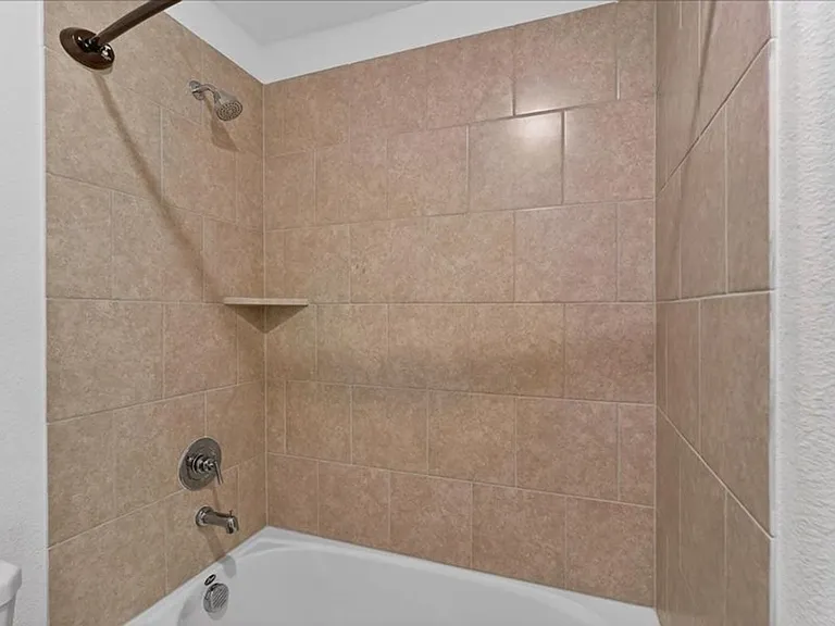 1501 Lake Grove Dr — Photo 6