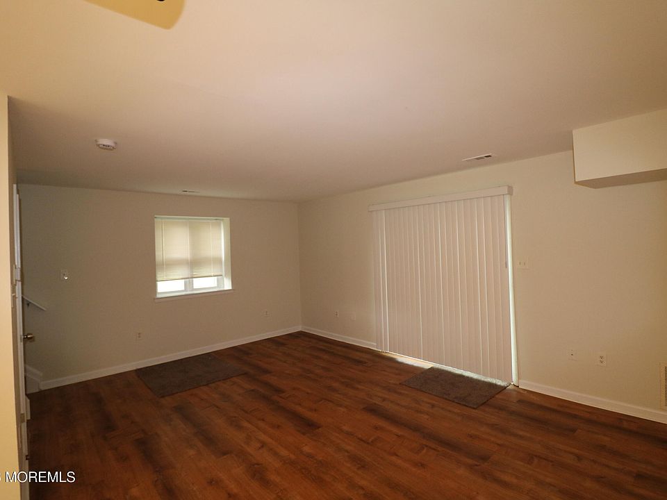 1st image of 32 Pin Oak Ln
