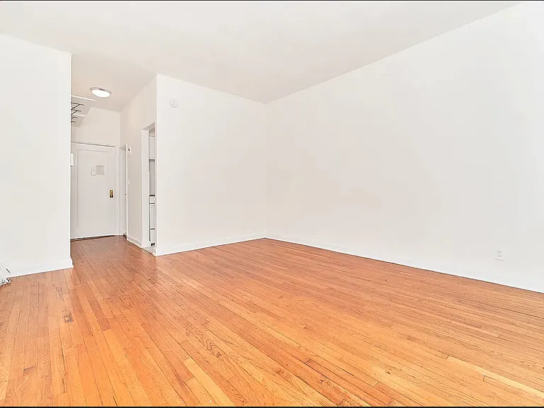 400 W 45th St #5D — Photo 6