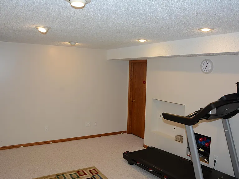8811 Hawthorne Dr — Photo 24