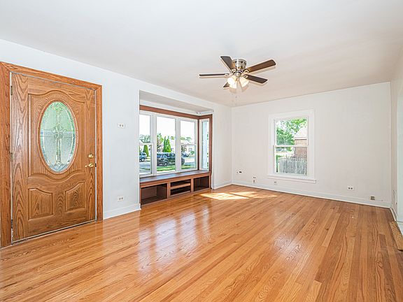 4th image of 319 E Dickens Ave