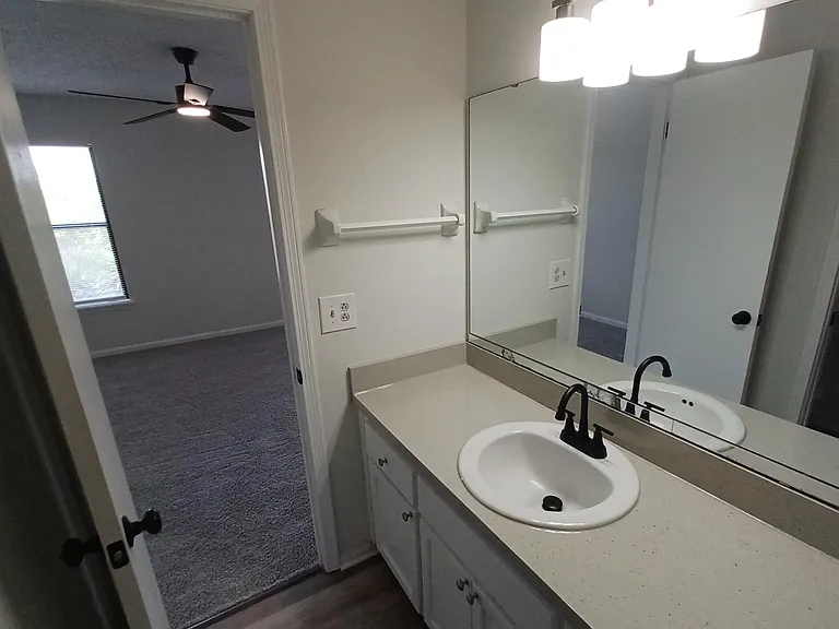 1201 Douglas St #4 — Photo 17
