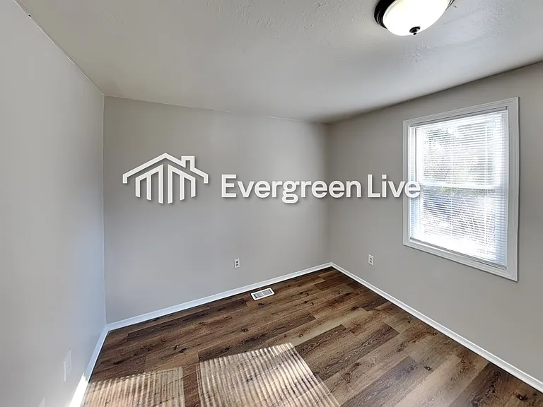 3260 Russell St — Photo 9