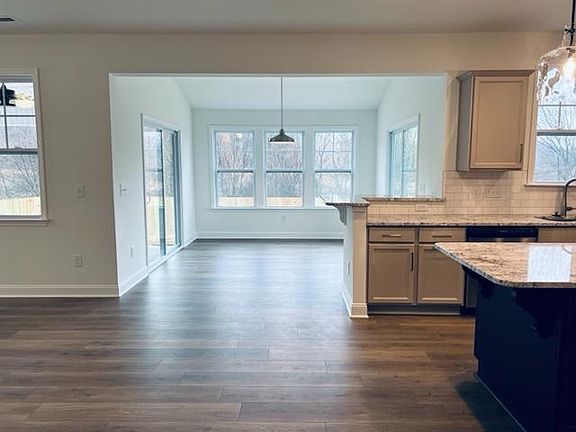 4th image of 658 Southwick Pl