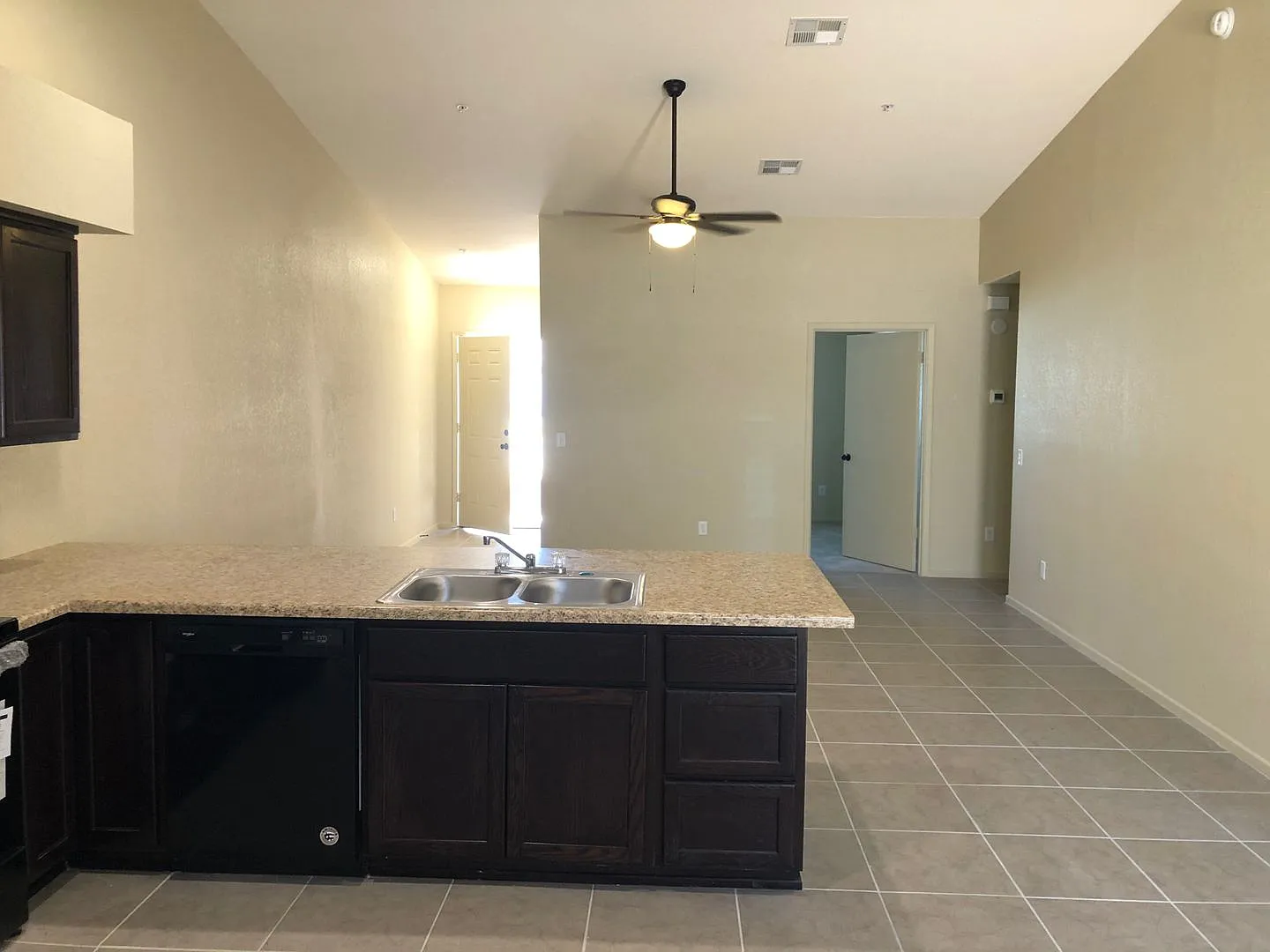 3 bedroom Townhome in Desert Sky! — Photo 4
