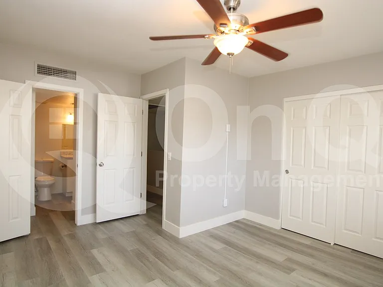 2807 E Paradise Ln #101 — Photo 6