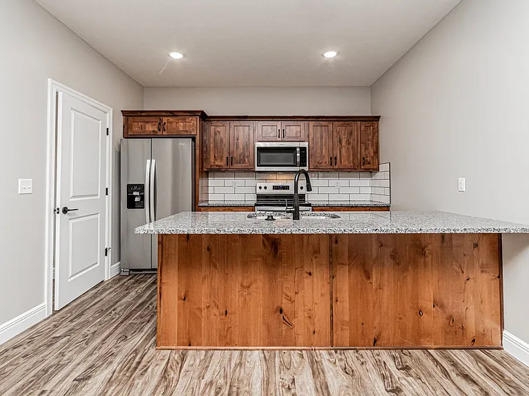1704 Kenneth Dr — Photo 5