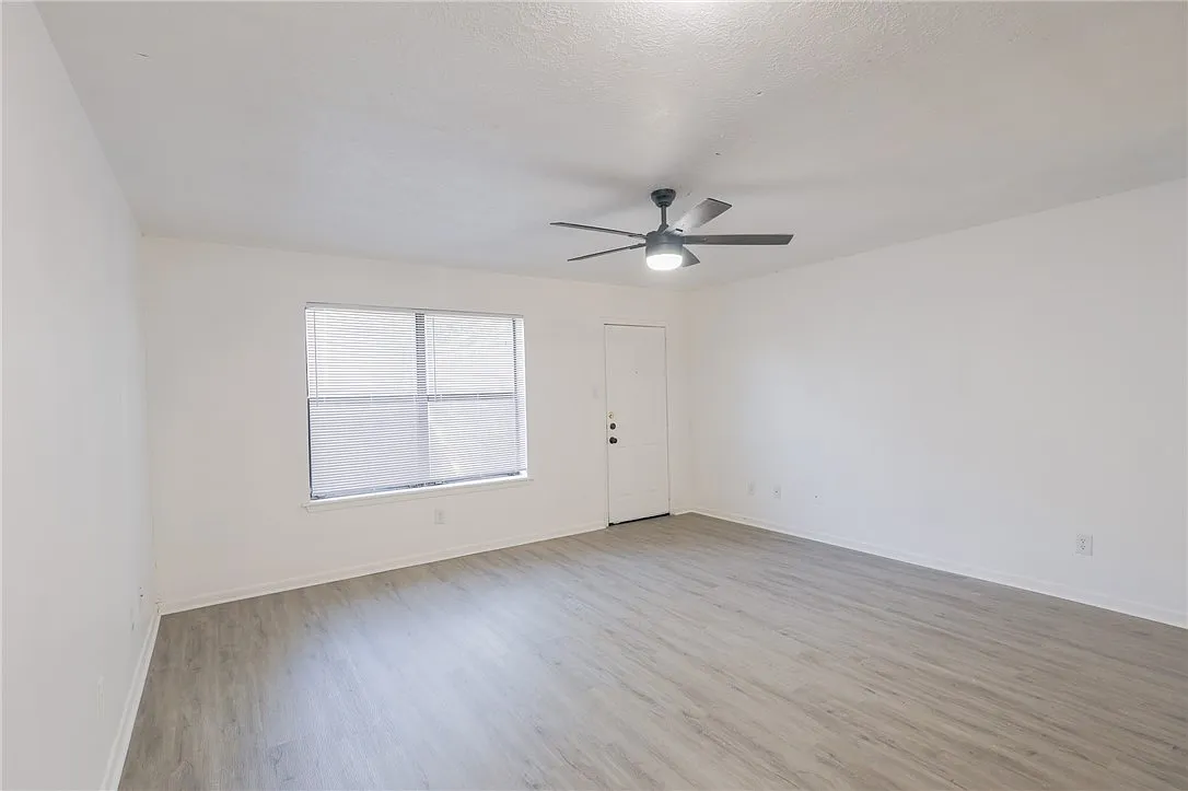 2 bed, 6.0 bath, 4508 sqft, $1,095 — Photo 2
