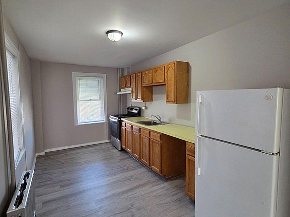 5th image of 510 Maple St