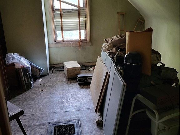 4th image of 10907 Hathaway Ave