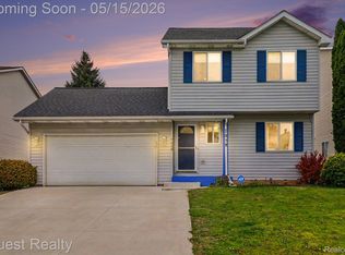 7058 Rolling Hills Dr, Waterford, MI 48327