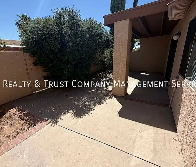709 W Millbrook Ln — Photo 27