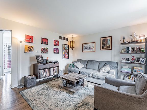 3rd image of 408 Colony Ct