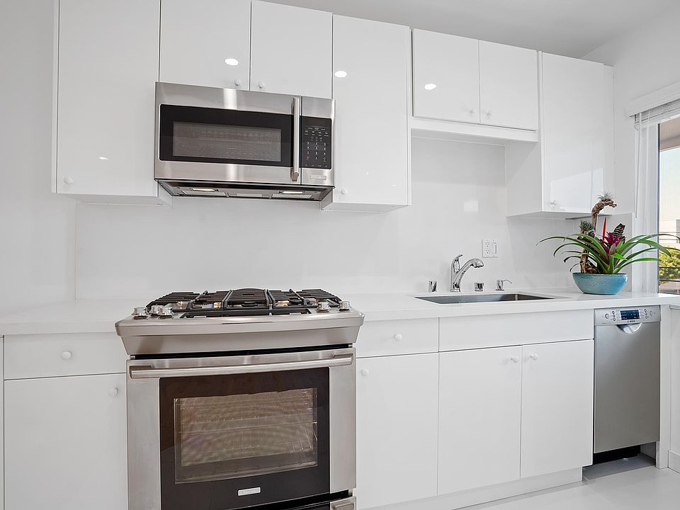 Modern NEW kitchen with Thermofoil soft close cabinets