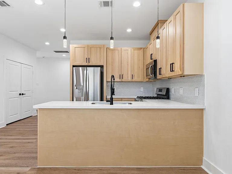 8805 Parkway Dr — Photo 5